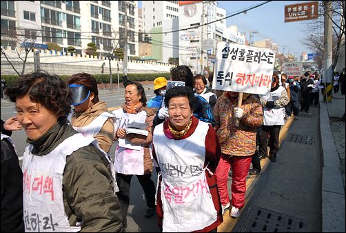 이 날 참가자들은 영세상인의 특성상 여성들과 노인들이 대부분이었다. 